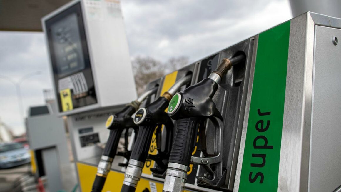 Approvato decreto legge sul calo della benzina: giù di 30,5 cent al litro