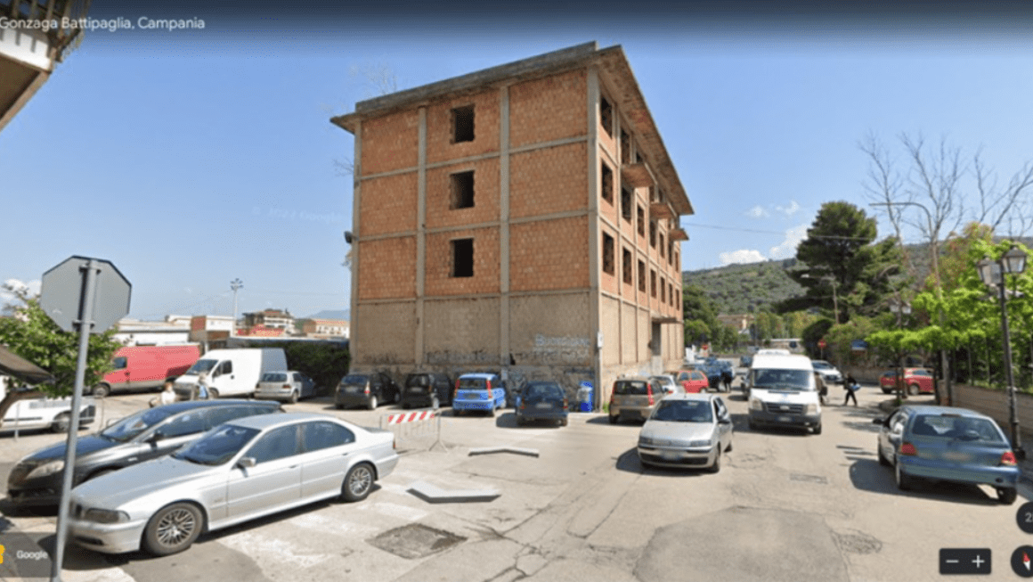 Battipaglia: demolita l’incompiuta caserma della polizia