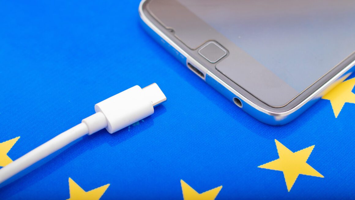 Smartphone e caricabatterie: cavo unico per caricare l’Europa